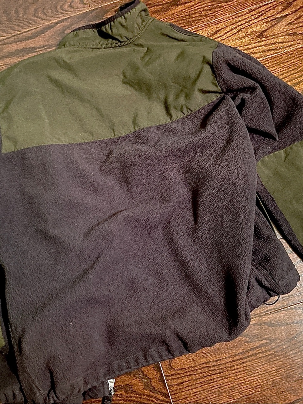 Camping Two-Tone Olive & Black Fleece Jacket MEC-Mountain Equipment Co-op - Picture 10 of 15